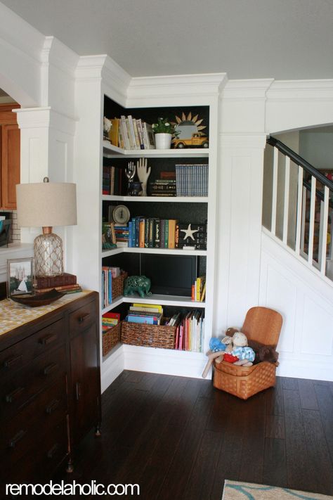 We love built-ins like these and want to share how to style them and build them on a budget with these different ideas featured on Remodealholic.com #builtins #home #decorating Corner Built Ins, Corner Built In, Corner Shelf Ideas, Built In Shelves Living Room, Corner Bookshelves, Build A Wall, Living Room Corner, Built In Bookcase, In The Corner