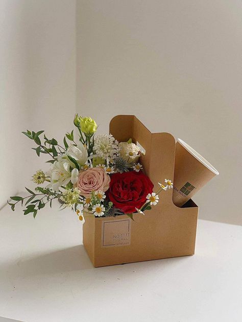 Cup Holder Bouquet, Flower Bag Arrangement, Starbucks Flower Arrangement, Flowers And Coffee, Piping Flowers, Flower Truck, Flower Box Gift, Coffee Flower, Flower Business