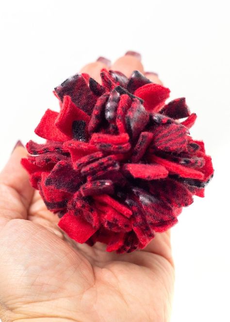 Fleece Gift Ideas, Christmas Fleece Projects, Fleece Pom Pom Diy, Fleece Scraps Projects, Luggage Pom Poms Diy, Fleece Flowers How To Make, Pom Pom Scarf, Fleece Scrap Projects, No Sew Fleece Projects