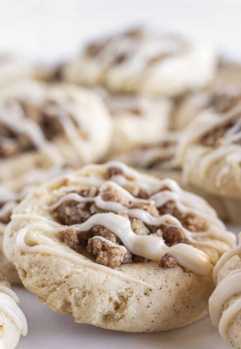 Easy Cinnamon Coffee Cake Cookies - Practically Homemade Coffee Cake Cheesecake, Easy Cinnamon Coffee Cake, Streusel Cookies, Coffee Cake Banana Bread, Cake Mix Christmas Cookies, Banana Bread Coffee Cake, Crumble Coffee Cake, Cake Cookie Recipe, Cookies Crumble