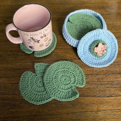 Lily Pad Coaster Set - Etsy UK Crochet Mug Coaster, Crochet To Sell Ideas, Crochet Trinket Dish, Crochet Items To Sell, Crochet Ideas To Sell, Croche Aesthetic, Easy Crochet Gifts, Easy Crochet Coasters, Crochet Room Decor