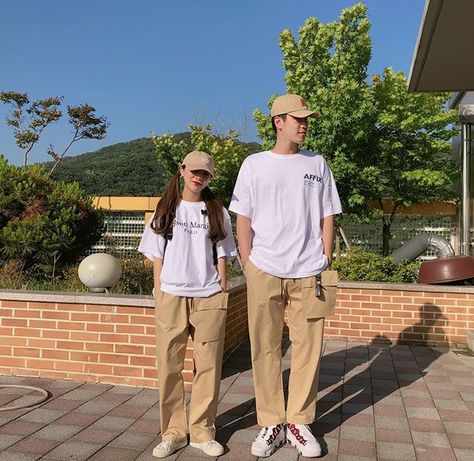 Khaki Pants Outfit, Funny Poses, Couple Fits, Cute Couple Outfits, Ulzzang Couple, Matching Couple Outfits, Fashion Couple, Sweet Couple, Couple Outfits