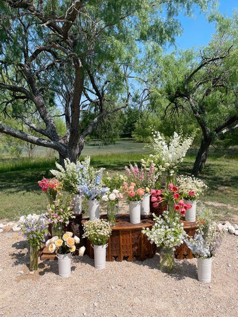 Wedding Flower Buckets, Floral Stand Display, Flower Station Wedding, Wedding Planters Outdoor, Buckets Of Flowers, Wedding Flower Bar, Flower Bar Set Up, Diy Flower Display, Flower Bar Display