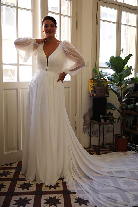 Plus Size Modern Wedding Dresses, Wedding Gowns Mid Size, Long Sleeve Wedding Dress Curvy, Curvy Long Sleeve Wedding Dress, Plus Size Plain Wedding Dress, Wedding Dresses Size Large, Simple Long Sleeve Wedding Dress Plus Size, Mid Size Bridal Gowns, Studio Levana