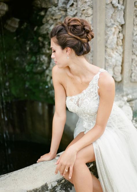 Wedding Hair For Windy Day, Wedding Hairstyles For Windy Day, Bridal Hair For Hot Weather, Rainy Day Wedding Hair, Bridal Hair For Humid Weather, Wedding Hair For Humid Weather, Wedding Hairstyles For Medium Hair, Simple Wedding Hairstyles, Elegant Wedding Hair