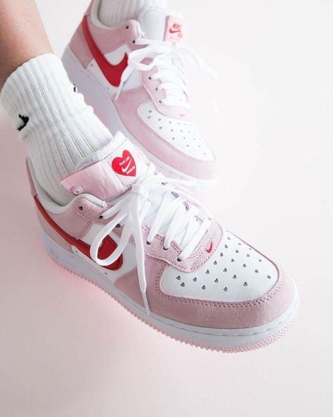 Shoes Wallpaper, Basket Sport, Air Force 1 Shadow, Retro Basketball Shoes, Burgundy Shoes, Cute Sneakers, High Sneakers, Cute Nikes, Aesthetic Shoes