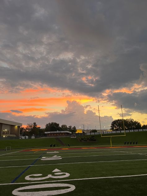 Flag Football Pictures, Futbol Americano Aesthetic, Flag Football Aesthetic, American Football Aesthetic, Soccer Sunset, Highschool Sports, Flag Football Plays, American Football Field, Football Aesthetic