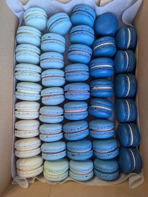 Royal Blue Macarons, Blue Candy Aesthetic, Blue Bakery, Blue Macaron, Blue Macarons, Blue Desserts, Sweet 16 Ideas, Pretty Dessert, Moo Moo