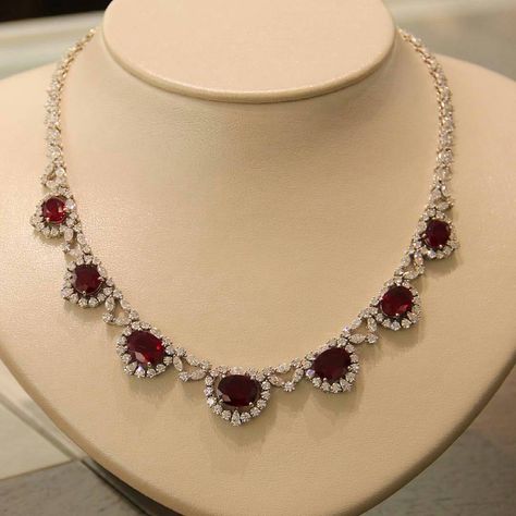 ruby #diamonds #necklace by #dubailparis Diamond Neckalce, Maroon Necklace, Ruby Diamond Necklace, Perfect Pearls, Designer Artwork, Jewelry Set Design, Diamonds Necklace, Art Deco Bracelet, Prom Ideas