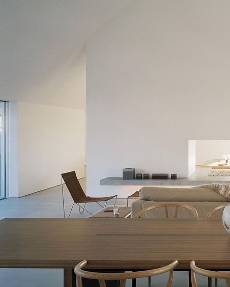 mUka CASE STuDY | Baron House bY JOHN PAWSON , PHITO : Skåne, Sweden, 2005 by @johnpawson Photos: @lindmanphotography . #johnPAWSON... | Instagram Dining Interior, John Pawson, Elegant Interior Design, Kitchen Family Rooms, Minimalist Room, Minimalism Interior, Inspiring Spaces, Interior Furniture, House Inspiration