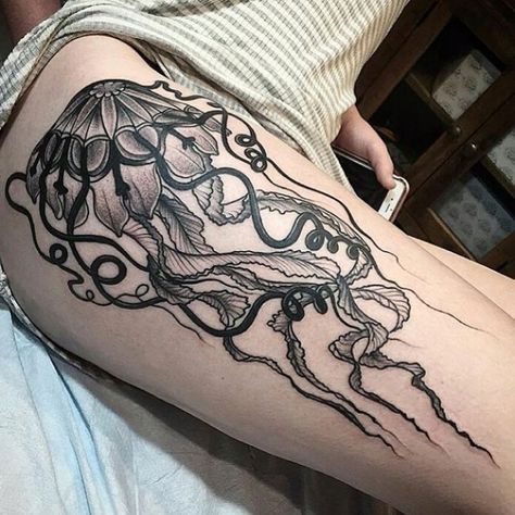 Jelly fish Jelly Fish Leg Tattoo, Jelly Fish Hip Tattoos Women, Jelly Fish Thigh Tattoo, Jellyfish Tattoo Thigh, Jellyfish Tattoo On Leg, Jellyfish Tattoo On Thigh, Jelly Fish Tattoos, Kingpin Tattoo, Detailed Jellyfish Tattoo