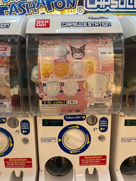 Gatcha Machine Japan, Retro Photography, Artist Alley, Silly Things, Tom Kaulitz, Little Twin Stars, Vending Machine, Sanrio Characters, Tokyo