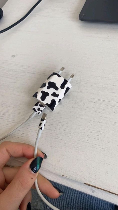 Cow Print Diy, Charger Art, Phone Case Diy Paint, Diy Crafts To Do, A Cow, Easy Diy Art, Diy Creative Crafts, Fun Diy Crafts, Diy Phone