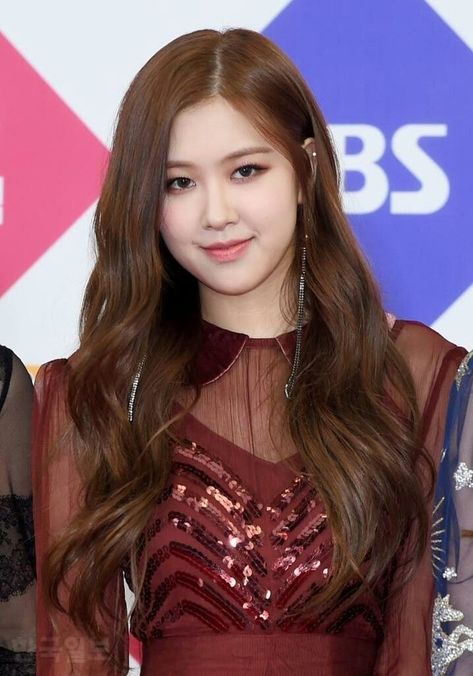 Rose Brown Hair Blackpink, Rose Hair Blackpink, Rose Brown Hair, Bob Pendek, Chanel Rose, Park Rosé, Rosé Brown, Rose Hair, Park Chaeyoung