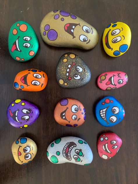 Funny Faces Painted On Rocks, Rock Painting Faces, Emoji Rocks, Funny Face Drawings, Monster Rocks, Garden Rock Art, Drawing Cartoon Faces, Mandala Rock Art, Funny Paintings