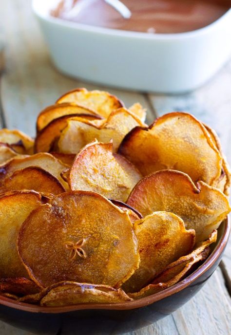 Pear chips - #recipe by #eatwell101 Pear Chips, Healthy Fruit Snacks, Chocolate Sauce Recipes, Baked Pears, Roasted Pear, Dried Fruit Snacks, Quick Healthy Snacks, Ways To Eat Healthy, Fruit Crisp