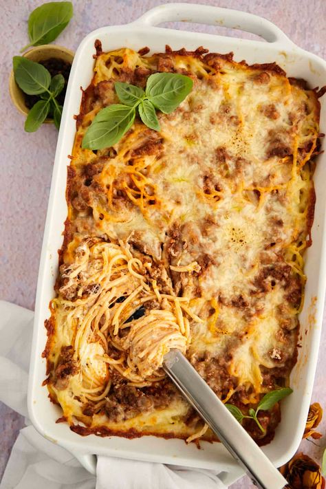 This Million Dollar Spaghetti is rich and creamy! Great to make ahead too! Spaghetti Million Dollar, Spaghetti Pizza Bake, Million Dollar Baked Spaghetti, Million Dollar Spaghetti Recipe, Spaghetti Ingredients, Spaghetti Recipes Easy, Million Dollar Spaghetti, Food Dolls, Budget Friendly Dinner