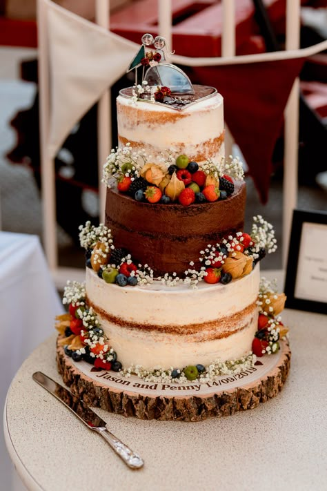 Wedding Cake Non Traditional, September Wedding Cake Ideas, M&s Wedding Cake, 3 Layer Wedding Cake, September Wedding Cake, Rustic Cake Design, Wedding Cake Autumn Rustic, Wedding Picture, Wedding Cake Fall