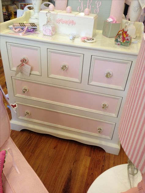 Pink and white girls dresser with crystal knobs Pink And White Dressers Painted, Pink Dresser Diy, Pink And White Dresser, Kawaii Dresser, Girls Dresser Decor, Baby Girl Dresser, Rooms Decoration, Girls Furniture, Girl Dresser