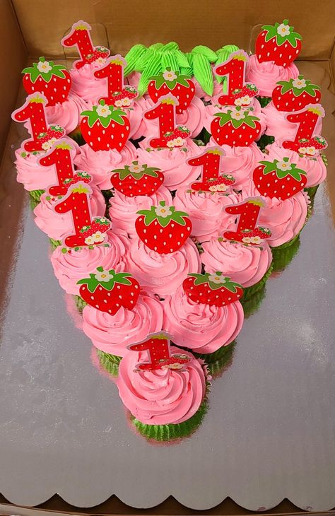 Sweet One Strawberry First Birthday Cupcakes, Strawberry Shortcake Ideas 1st Birthdays, Strawberry 1st Birthday Cupcakes, Sweet One Strawberry Smash Cake, Strawberry Shortcake Cupcakes Birthday, Cupcake Strawberry Decoration, Strawberry Shortcake Theme Cupcakes, Strawberry Shortcake First Birthday Outfit, Strawberry Pull Apart Cupcake Cake