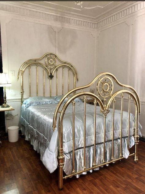 Brass Gold Bed, Bedroom With Hardwood Floors, Gold Bed Frame, Brass Beds, Vintage Apartment Decor, Pictures Bedroom, 80s Interior, Gold Bed, Art Deco Bedroom