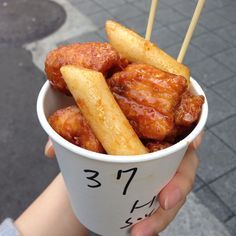 Pinterest Korea Chicken, Korea Street Food, Chicken Cup, Sushi Lunch, K Food, Korean Street Food, Makanan Diet, Food Goals, Fried Food