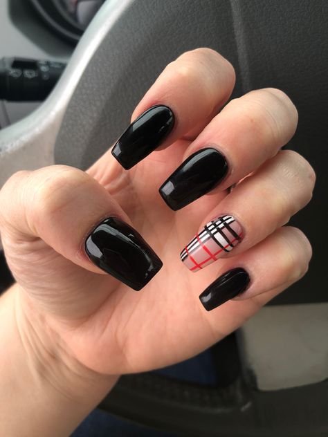 Trendy Fall Nails Checkered, Black And White Plaid Nails, Brown Nails Design Checkered, Black Burberry Nails, Black And Tan Checkered Nails, Orange And Black Checkered Nails, Fall Nails Checkered Brown, Burberry Nails, Checkered Nails