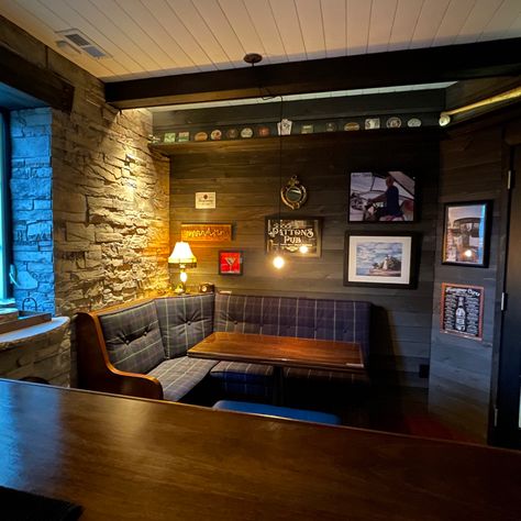 Garage Pub Ideas, Pub Seating, Home Pub Ideas, Garden Pub, Garage Pub, Home Bar Plans, Pub Interior, Bar Shed, Home Bar Rooms