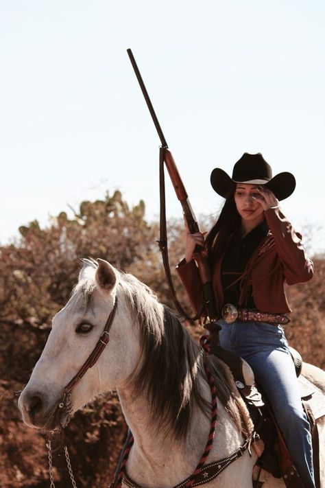 Wild West Photoshoot, Classy Cowgirl Outfits, Wild West Outfits, Texas Culture, Outlaw Women, Foto Cowgirl, Western Photoshoot, Cowgirl Pictures