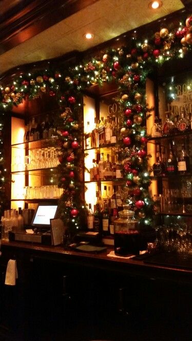 Holiday Restaurant Decor, Pub Christmas Decor, Christmas Pub Decorations, Christmas Decor Ideas For Restaurant Bar, Christmas Decor Cafe Shop, Christmas Decorations Bar Restaurant, Pub Christmas Decorations, Christmas Restraunt Decor, Christmas Bar Decor