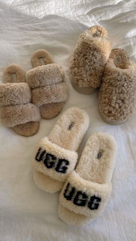 Ugg Cozette Slide Outfit, Ugg Slippers Gift, Ugg Slippers Aesthetic, Shoes For Women Aesthetic, Fuzzy Uggs, Ugg Slides Outfit, Uggs Christmas, Slides Aesthetic, Ugg Aesthetic