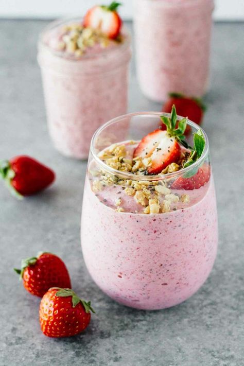 Strawberry Banana Chia Seed Smoothie - Jar Of Lemons Smoothie Recipes With Chia Seeds, Recipes With Chia Seeds, Jar Of Lemons, Smoothie Jar, Chia Seed Smoothie, Chia Seed Recipes, Breakfast Smoothie Recipes, Strawberry Banana, Breakfast Smoothie