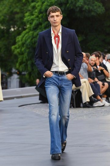 J Press Men, Suit Jacket And Jeans Mens, Suit With Jeans, Suit Jacket With Jeans, Denim Tuxedo, Mens Evening Wear, 2023 Menswear Fashion Show, Blazer And Jeans, Outfits Hombre