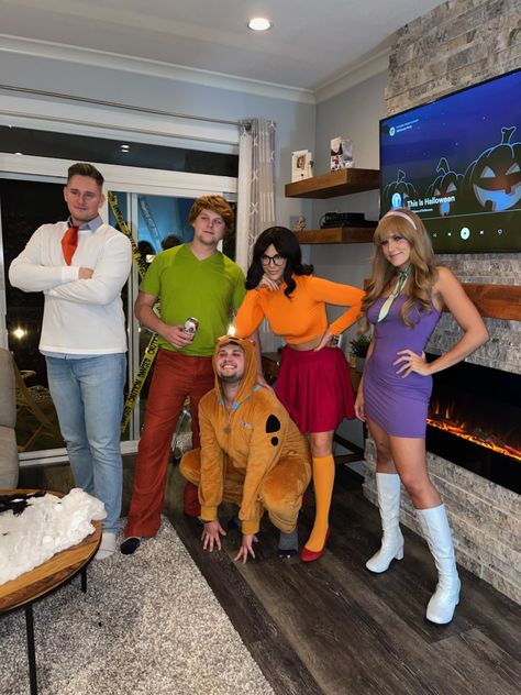 4 Group Halloween Costumes Couples, Fancy Dress Costumes For Couples, Couple Fancy Dress Costumes, Halloween Costumes Group Scooby Doo, Group Costume Ideas Scooby Doo, Couples Halloween Costume Group Of 4, 4 Person Couple Costume, Trip Costumes Halloween, Mystery Inc Halloween Costumes