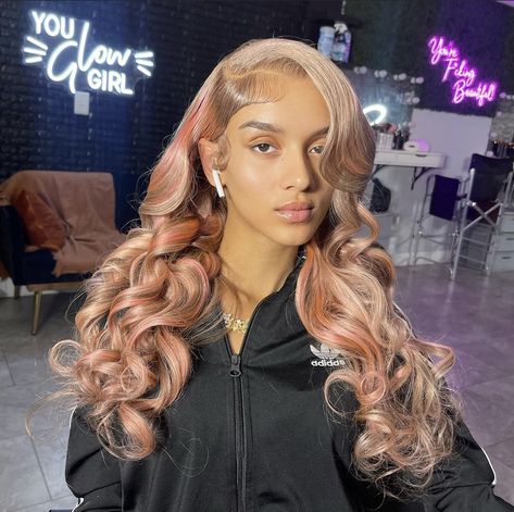 Vacay Hairstyles, Brown Hair With Pink Highlights, Side Bangs With Long Hair, Chocolate Blonde, Highlight Blonde, Cute Prom Hairstyles, Blonde Pink, Hair Color Crazy, Green Wig