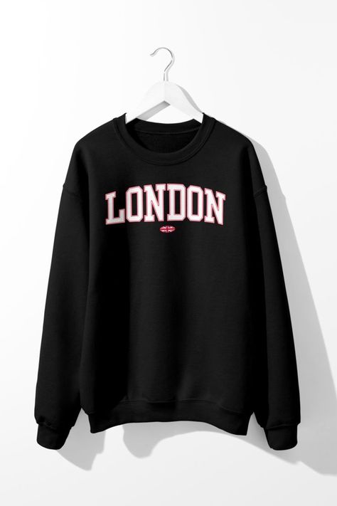 Black Sweatshirt Aesthetic, London Sweatshirt, Aesthetic Back To School, Varsity Sweatshirt, Sweatshirt Aesthetic, Country Sweatshirts, Uk Flag, Oversized Crewneck, College Style