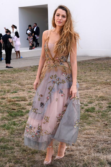 Blake Lively | DIOR show in Paris for Fashion Week Blake Lively Outfits Dresses, Blake Lively Style Red Carpet, Blake Lively Cooking, Blake Lively Style Dresses, Blake Lively Gown, Blake Lively Style 2022, Blake Lively Best Outfits, Blake Lively 2022, Blake Lively Fashion