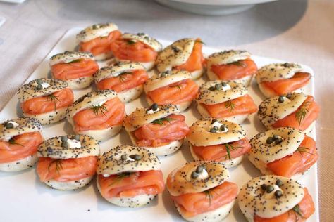 Thinking of a make your own lox and mini bagel  station for brunch.  Have variety of mini bagels, cream cheeses, fresh dill, cucumbers, capers, and red onion slivers. Baby Shower Brunch Food Ideas, Brunch Food Ideas, Baby Shower Brunch Food, Breakfast Catering, Lox And Bagels, Mini Hamburgers, Mini Bagels, Easy Brunch Recipes, Brunch Food