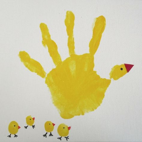 I loved this really simple idea for fun Spring themed art to create with your little ones - definitely one to try this Easter holidays Påskeaktiviteter For Barn, Hand Print Art, Diy – Velikonoce, Footprint Crafts, Footprint Art, Handprint Crafts, Daycare Crafts, Handprint Art, Classroom Crafts