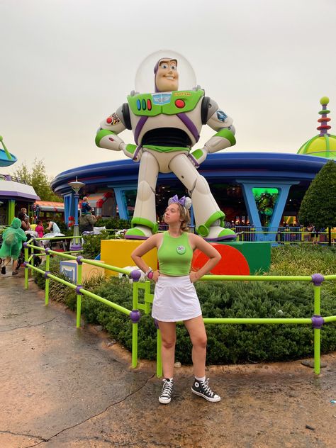 Disney Pictures Hollywood Studios, Disney Outfit Characters, Disney World Family Outfits Toy Story, Buzz Lightyear Inspired Outfit, Disney Outfits Themed, Skirt Disney Outfits, Toy Story Land Photo Ideas, Buzz Lightyear Disney Outfit, Toy Story Themed Outfits