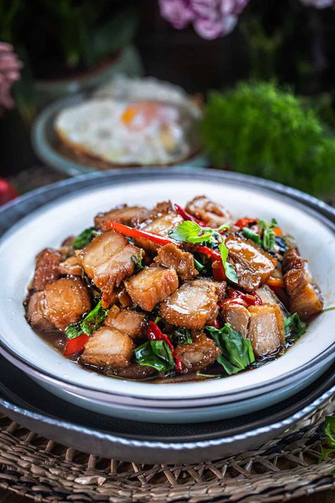 Vietnamese Crispy Pork Belly, Spicy Pork Belly Recipes, Thai Crispy Pork, Thai Pork Belly Recipes, Thai Pork Belly, Thai Crispy Pork Belly, Pork Belly Salad, Thai Entree, Thai Pork Recipes