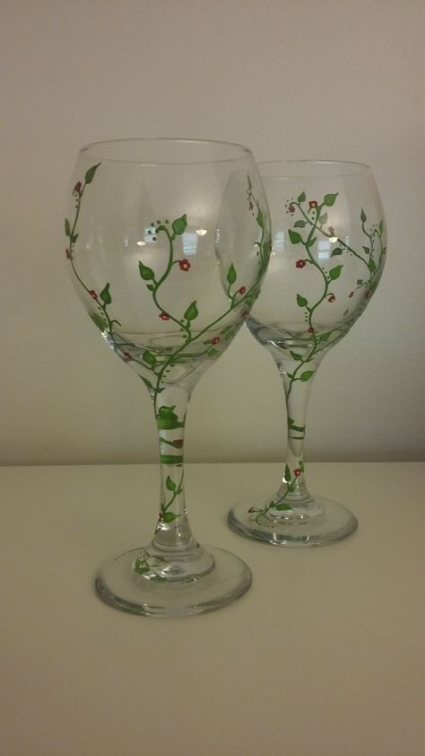 Hand painted vine, with tiny red flowers, wine glasses. Painted Glass Designs, Things To Paint On Wine Glasses, Simple Glass Painting, Painting Ideas On Wine Glasses, Wine Glass Painting Ideas Flowers, Glass Cup Painting Ideas Easy, Wine Glasses Painted, Painting Glass Ideas, Glass Paintings