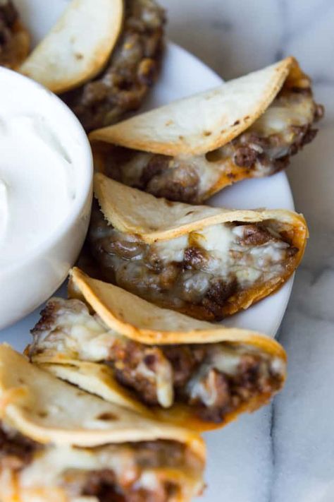 Mini Beef and Cheese Tacos are the perfect little taco. A great appetizer or snack for game night! Mini Beef And Cheese Tacos, Mini Beef Quesadillas, Healthy Game Night Food, Appetizer Dinner Night, Mini Quesadillas Appetizers, Beef Appetizers For Party, Mini Tortilla Recipes, Game Night Dinner Ideas, Mini Tacos Appetizers