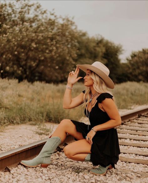 Hot Senior Picture Ideas, Senior Picture Ideas With Hats, Senior Pictures With Cowgirl Hat, Winery Photoshoot Single, Summer Western Senior Pictures, Western Outfits Women Senior Pictures, Boho Country Photoshoot, Western Spring Senior Pictures, Senior Pics Cowboy Boots