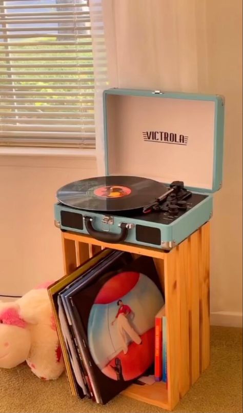 Future Bedroom Ideas, Single Apartment, Record Stand, Vinyl Aesthetic, Easy Room Decor, Desk Inspiration, Record Players, Room Redo, Room Makeover Inspiration