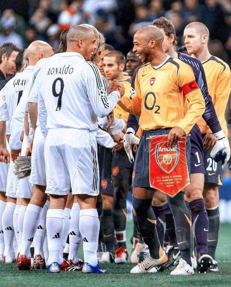 Old Football Players, Football Arsenal, Ronaldo 9, Street Football, Street Soccer, Madrid Football, Thierry Henry, Football Players Images, Ronaldo Real Madrid