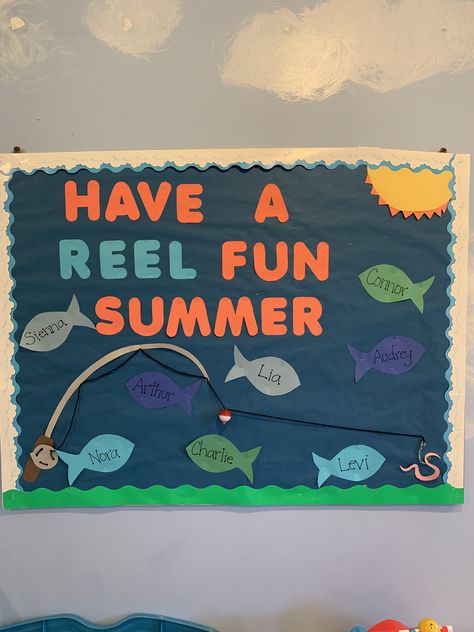 August Themed Bulletin Boards, End Of Summer Bulletin Board Ideas, Hello Summer Bulletin Board, Summer Window Display Preschool, Summer Bulliten Boards, Summer Display Board Nursery, Summer Bulletin Board Ideas Preschool, Summer Bulletin Boards For Daycare, Ltc Activities