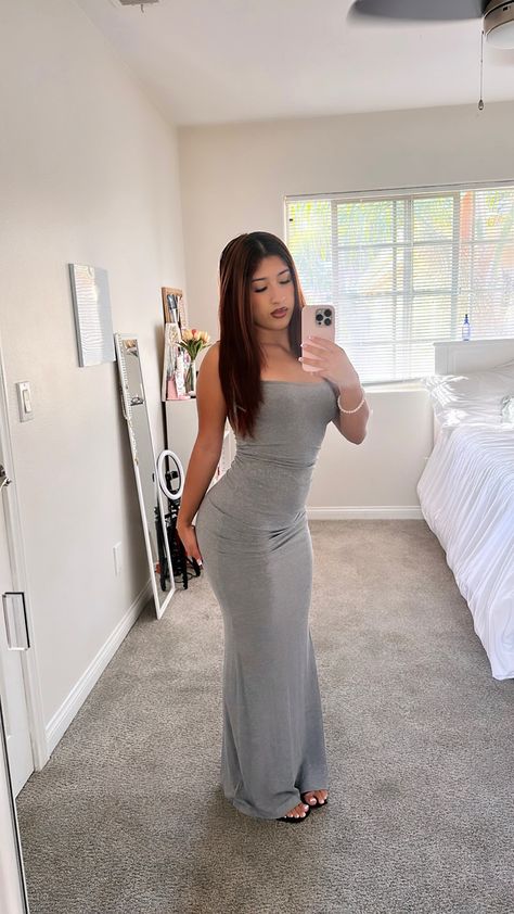 Grey Long Dress Outfit, Grey Dress Outfit Casual, Grey Bodycon Dress Outfit, Strapless Dress Outfit, Grey Dress Outfit, Grey Dress, Grey Long Dress, Party Outfits Night, Body Con Dress Outfit