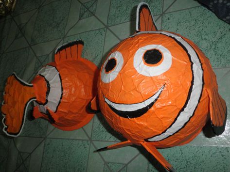 DIY: How to make paper mache costume – The life of a runner Paper Mache Balloon, Paper Mache Ideas, Balloon Fish, Diy Halloween Gifts, Making Paper Mache, Paper Mache Letters, Piñata Ideas, Paper Mache Animals, Paper Mache Sculpture