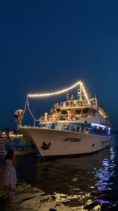 Yatch Party Aesthetic Night, Prom On A Boat, Tropical Boat Party, Boat Party Aesthetic Night, Party Boat Aesthetic, Wedding Boat Party, Boat Bday Party, Boat Party Night, Night Boat Party Outfit